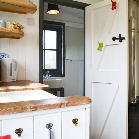 Hannahs Shepherds Hut - Uk43564